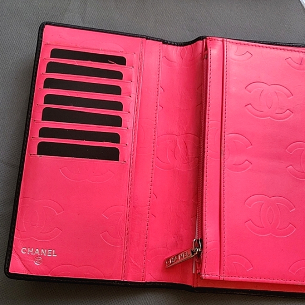 🌺 CHANEL CC Cambon Quilted Logo Bifold Wallet in Black & Hot Pink Pre-owned - Picture 2 of 15